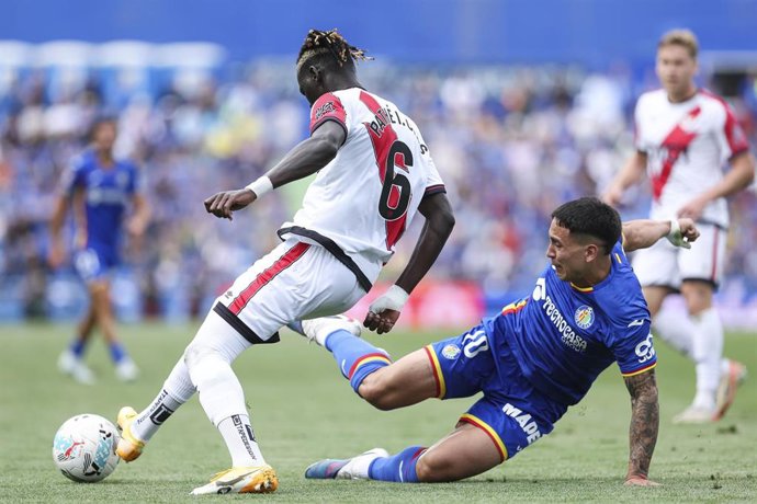 Archivo - Pathé Ciss y Martín Satriano en el Getafe-Rayo Vallecano de la pasada temporada en el Coliseum