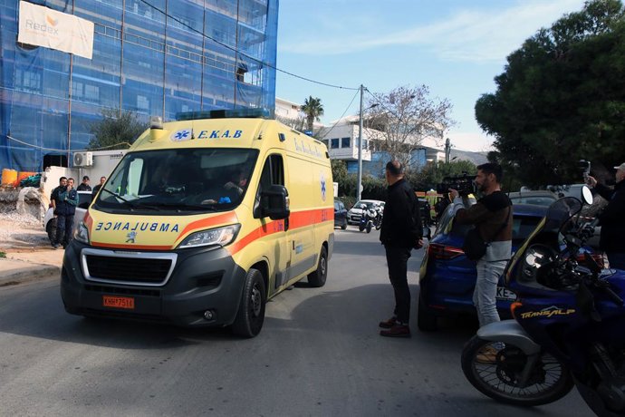 Archivo - Arquivo - ATENAS, 12 de fevereiro de 2024  -- Uma ambulância é vista do lado de fora da sede de uma empresa de transporte marítimo onde ocorreu um tiroteio em Glyfada, um subúrbio ao sul de Atenas, na Grécia, em 12 de fevereiro de 2024.   Um tot