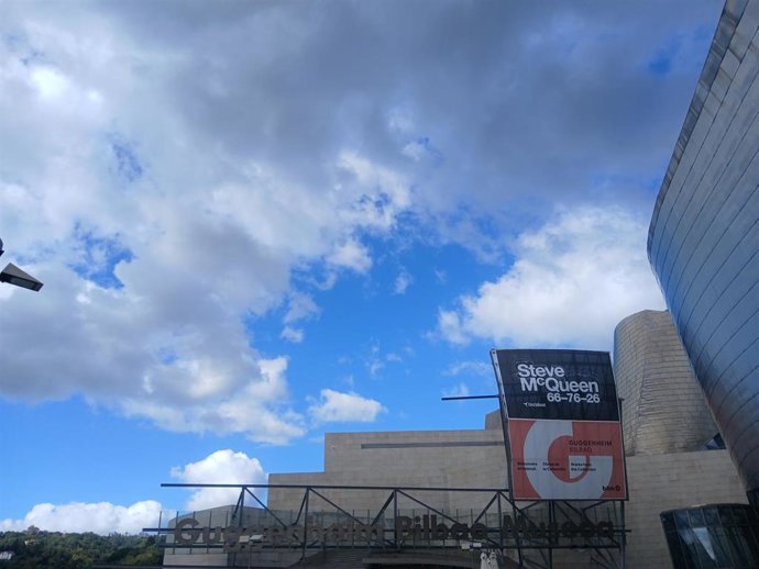 Nubes y claros junto al Guggenheim Bilbao.