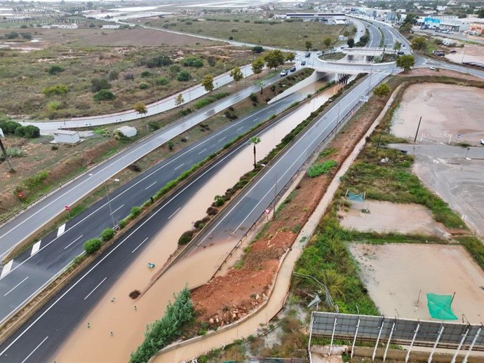 Carretera del aeropuerto de Eivissa inundada por las lluvias de la dana Adam.