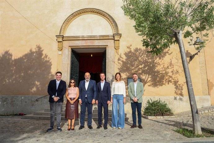 Representantes del Consell de Mallorca, el Ayuntamiento de Palma y el Obispado de Mallorca frente al portal mayor de la iglesia de la Inmaculada Concepción de Establiments.