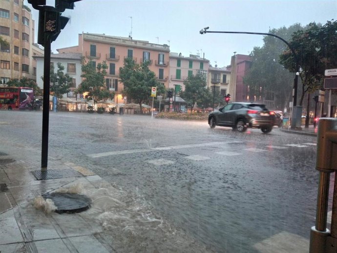 Archivo - La plaza Juan Carlos I de Palma durante un día de lluvia, en una foto de archivo.