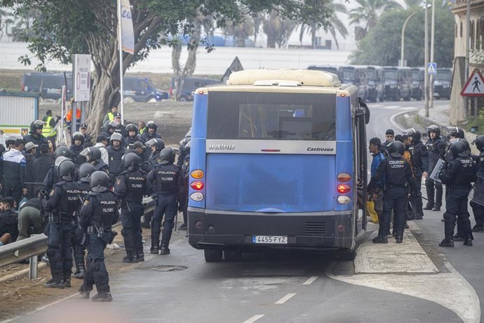 Agentes de la Policía Nacional intervienen durante el proceso de desalojo del embolsamiento de migrantes en la playa de El Trampolín, a 5 de octubre de 2026, en Ceuta (España).