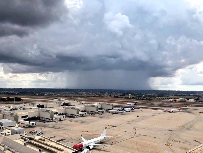Archivo - Tormenta en el aeropuerto de Palma, en una foto de archivo.