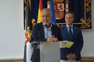 El ministro de Política Territorial y Memoria Democrática, Ángel Víctor Torres (i), ofrece una rueda de prensa junto al delegado del Gobierno en Ceuta, David de la Encina (d), tras presidir una nueva reunión del Comité de Situación de la ciudad autónoma, 