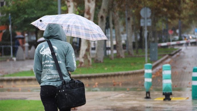 Imagen de recurso de un estudiante bajo la lluvia.