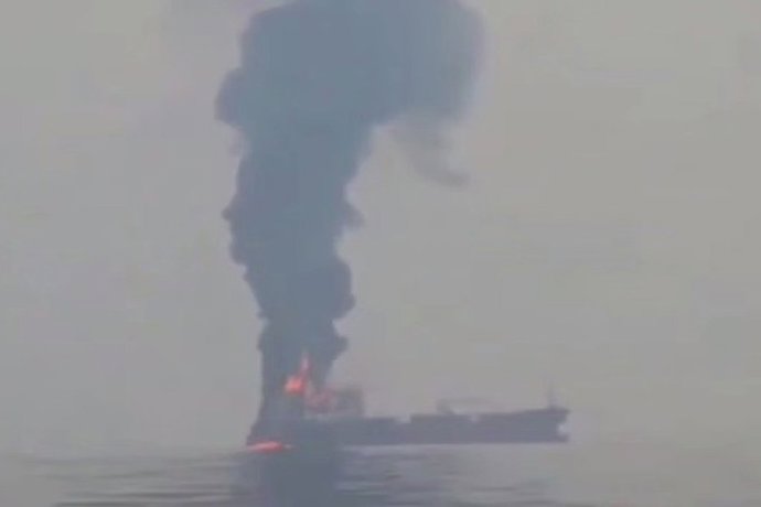 Incendio provocado en un petrolero tras impactar con una mina en el estrecho de Ormuz