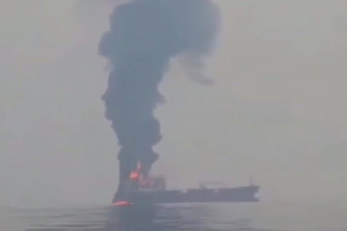 Incêndio provocado em um petroleiro após colidir com uma mina no Estreito de Ormuz