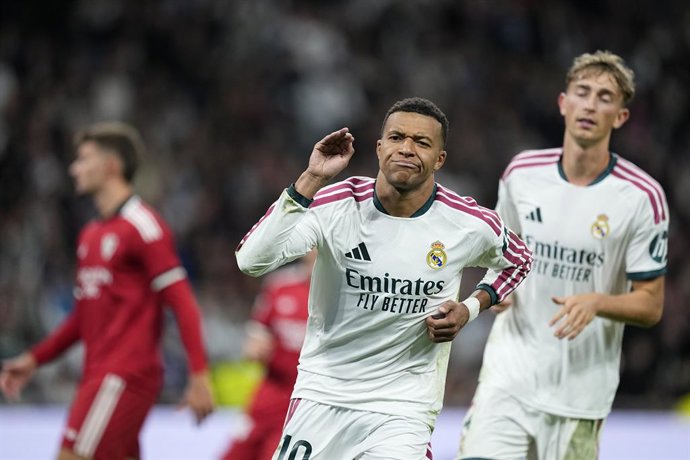 Kylian Mbappé, do Real Madrid CF, comemora após marcar o terceiro gol de sua equipe durante a partida de futebol da Liga Espanhola, LaLiga EA Sports, entre Real Madrid e Sevilla FC, no Estádio Bernabéu, em 18 de outubro de 2026, em Madri, Espanha.