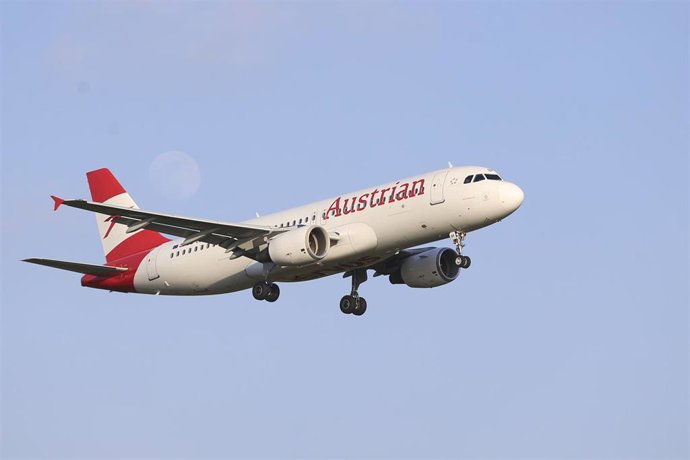 Archivo - Un Airbus A320 de Austrian Airlines en aproximación al aeropuerto de Düsseldorf.