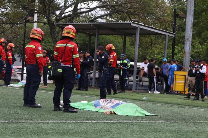 Bomberos Municipales de Guatemala acuden al lugar del tiroteo que se cobró las vidas del exfiscal guatemalteco Juan Francisco Solórzano Foppa y de Gustavo Adolfo Aguilar Gamarro, en el complejo deportivo Campo Marte, Ciudad de Guatemala