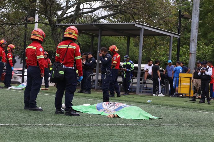Os bombeiros municipais da Guatemala se dirigem ao local do tiroteio que tirou a vida do ex-promotor guatemalteco Juan Francisco Solórzano Foppa e de Gustavo Adolfo Aguilar Gamarro, no complexo esportivo Campo Marte, na Cidade da Guatemala