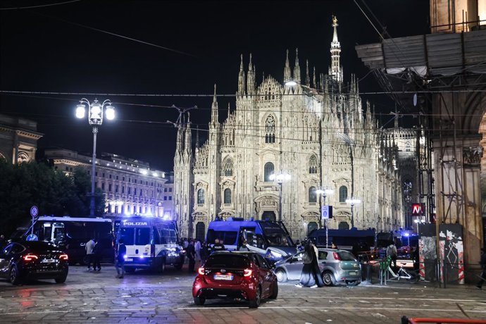 Milão, Itália: IPA89830554 - Milão: Danos causados por confrontos entre manifestantes e a polícia durante a manifestação “Italia in Piazza” contra o alto custo de vida no centro da cidade. Na foto: Policiais na Piazza del Duomo