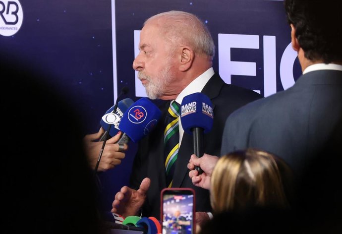 El presidente de Brasil y candidato a renovar su mandato, Luiz Inácio Lula da Silva (PT), a su llegada a la cadena TV Bandeirantes, en São Paulo, para participar en el debate presidencial frente a su oponente, el ultraconservador Flávio Bolsonaro