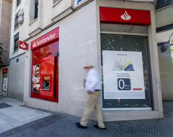 Archivo - Fachada de una sucursal del Banco Santander