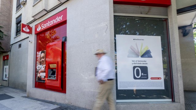 Archivo - Fachada de una sucursal del Banco Santander
