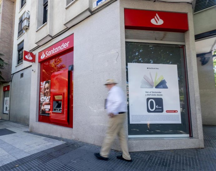 Archivo - Fachada de una sucursal del Banco Santander