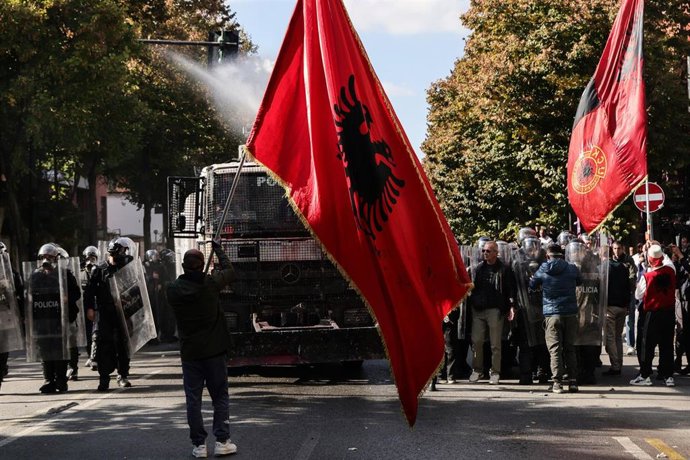 Manifestantes se enfrentan a la policía antidisturbios frente al Ministerio de Educación en Tirana, Albania.