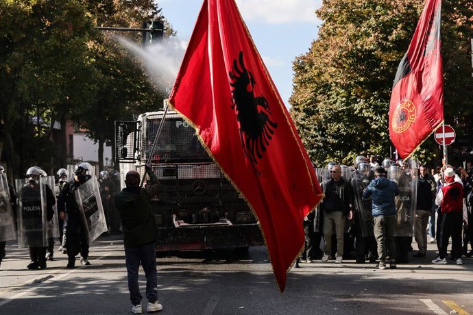 18 de outubro de 2026, Tirana, Albânia: TIRANA, ALBÂNIA, 18 DE OUTUBRO DE 2026: Manifestantes entram em confronto com a polícia de choque em frente ao Ministério da Educação, em Tirana, enquanto os protestos antigovernamentais liderados por estudantes con