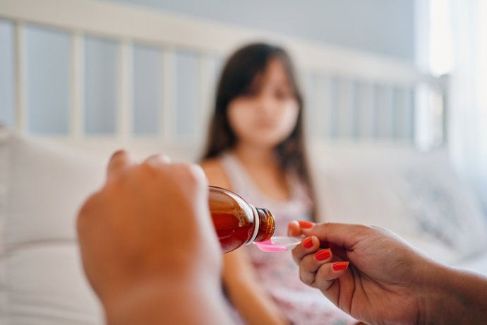 Archivo - Niña enferma en la cama. Antibiótico