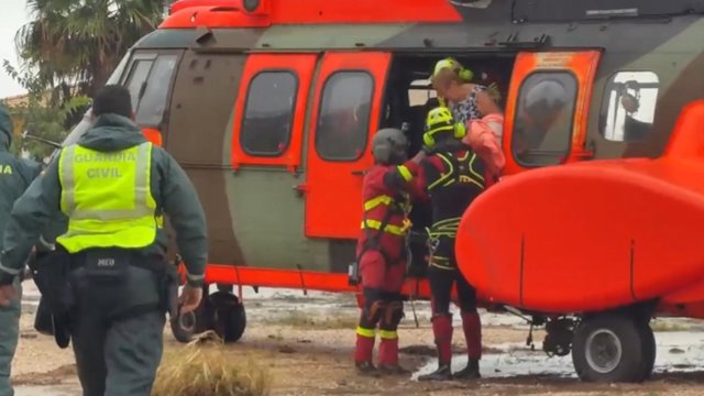 La UME realiza rescates con helicóptero