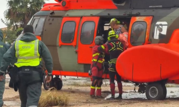 La UME realiza rescates con helicóptero