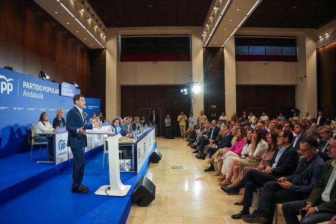 El presidente del PP de Andalucía, Juanma Moreno, durante su intervención en la reunión del Comité Ejecutivo Autonómico del partido. A 07 de octubre de 2026, en Sevilla (Foto de archivo).