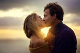 Foto: Un beso de 10 segundos comparte hasta 80 millones de bacterias: cómo la salud bucodental influye en tu vida sexual