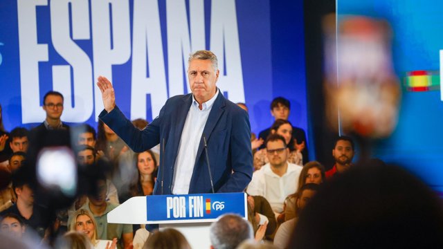 El alcalde de Badalona, Xavier García Albiol (i), durante un acto de precampaña del PP, en el Palau de Congressos de Catalunya, a 18 de octubre de 2026, en Barcelona, Catalunya (España).