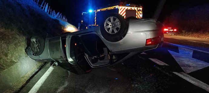 Vehículo volcado en la N-634 en Cabezón de la Sal
