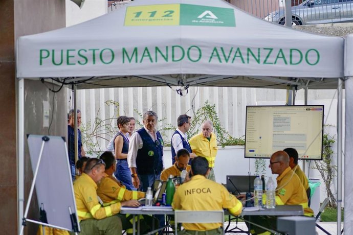 Archivo - El vicepresidente primero de la Junta de Andalucía y consejero de Presidencia, Sanidad y Emergencias, Antonio Sanz, supervisa desde el Puesto de Mando Avanzado la evolución del incendio forestal declarado en Benahavís (Málaga). A 14 de septiembr