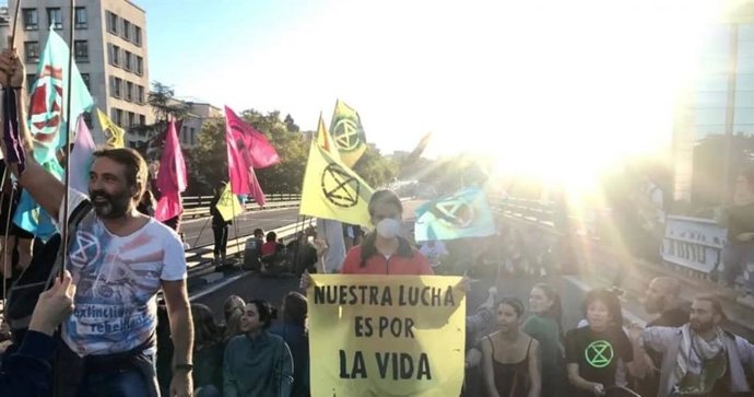 Protesta en el puente de Raimundo Fernández Villaverde
