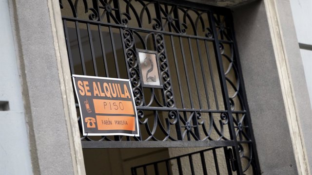Archivo - Un cartel de un piso en alquiler en Madrid