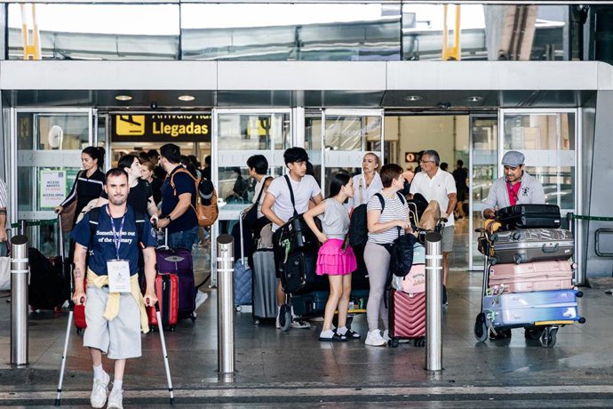 Archivo - Decenas de personas transitan por la T4 del Aeropuerto Adolfo Suárez Madrid-Barajas a finales del pasado verano