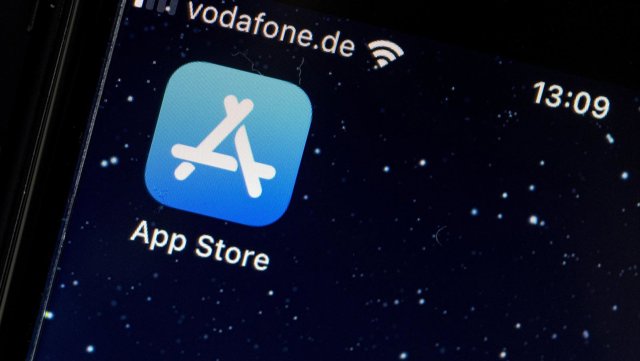 Archivo - FILED - 02 May 2021, Berlin: The Apple App Store logo can be seen on an iPhone's screen.