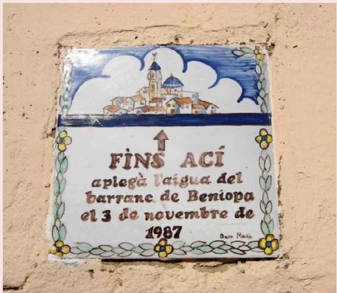 Azulejo conmemorativo de la riada de 1987 instalado en la calle del Barranco, en Beniopa, Gandia.