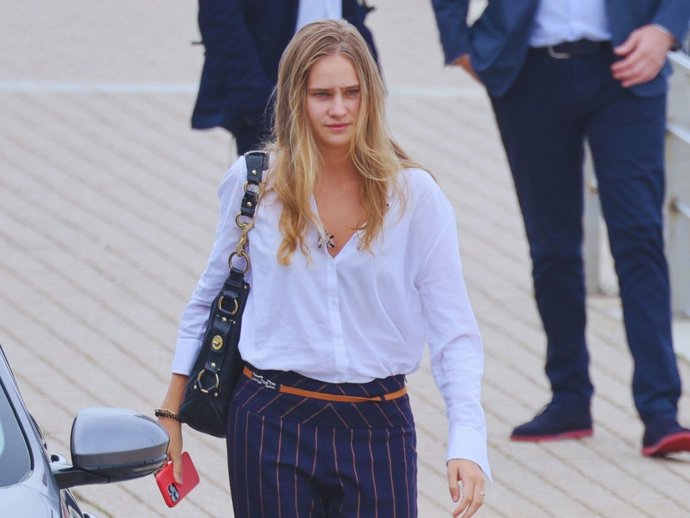 Irene Urdangarin lleva en Sanxenxo la chaqueta que necesitamos este otoño