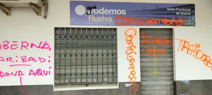 Pintadas en la fachada de la sede de Podemos en Huelva.