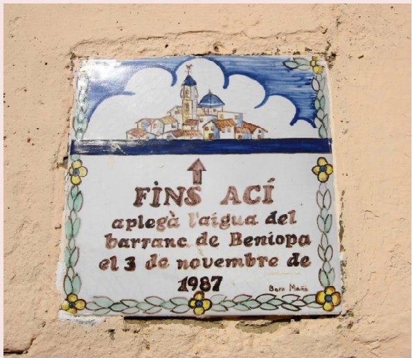 Azulejo conmemorativo de la riada de 1987 instalado en la calle del Barranco, en Beniopa, Gandia.
