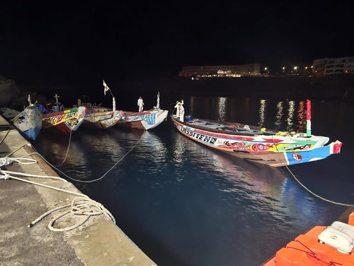 Cayuco llegado al puerto de La Restinga con 145 migrantes a bordo