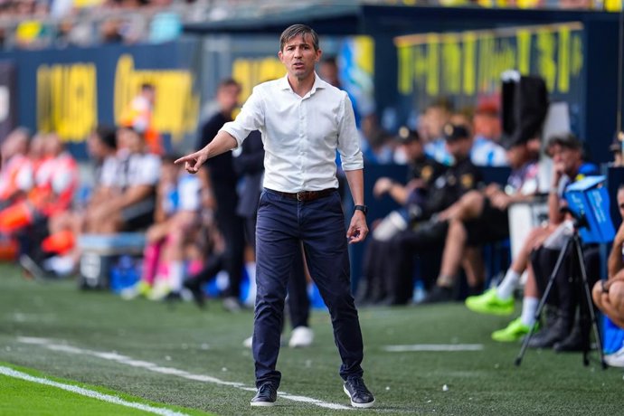Albert Celades, head coach of Cadiz CF, gestures during the Spanish league, LaLiga Hypermotion, football match played between Cadiz CF and CD Leganes at JP Financial stadium on October 3, 2026, in Cadiz, Spain.