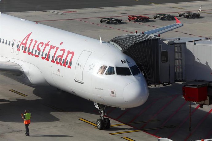 Un avión de la aerolínea Austrian Airlines en el aeropuerto de Hamburgo, Alemania (archivo)