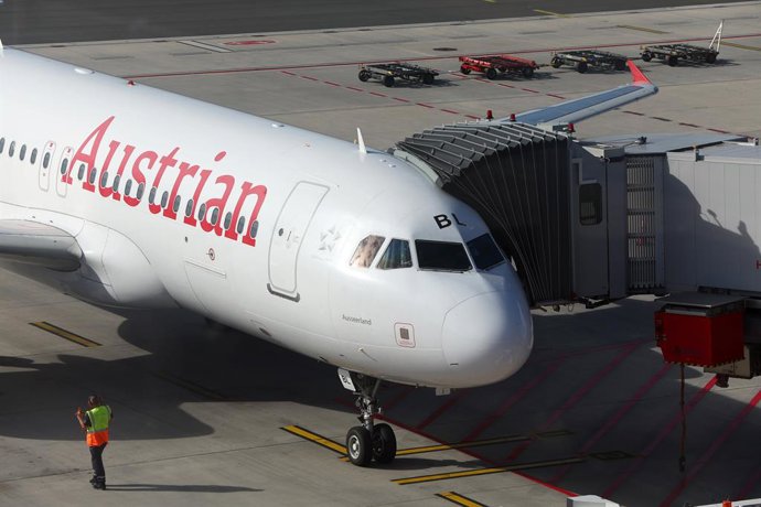 30 de setembro de 2026, Hamburgo, Hamburgo, Alemanha: Vida cotidiana e turismo em Hamburgo. Um avião da Austrian Airlines é visto na pista do Aeroporto Helmut Schmidt, em Hamburgo, Alemanha. 30 de setembro de 2026. Foto de Davide Elias