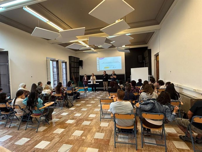Participantes en el cierre del Ciclo de Talleres 'Erasmus Emprendedores', celebrado en la Escuela de Arte y Superior de Diseño 'Carlos Pérez Siquier' de Almería.
