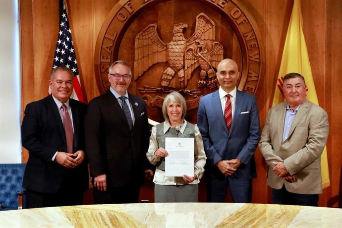 Firma del Memorando de Entendimiento (MOU) entre Fujitsu y Nuevo México