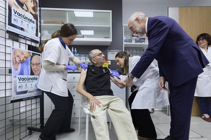 El consejero de Salud, Fernando Domínguez, ha asistido al Centro de Salud de Lezkairu con motivo de inicio de la campaña de vacunación frente a la gripe y COVID.