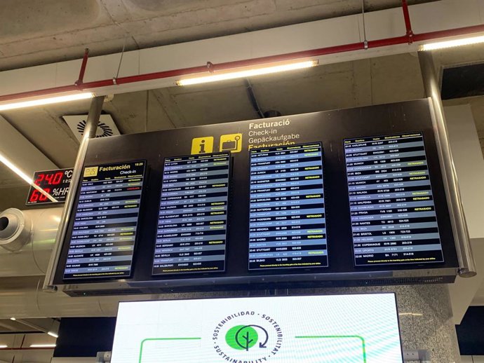 Archivo - Panel de información del aeropuerto de Palma con varios retrasos de vuelos