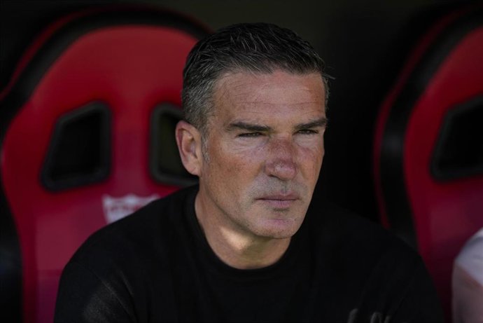 Archivo - El entrenador Luis Carrión en su paso por el Real Oviedo en la temporada 2025-26.