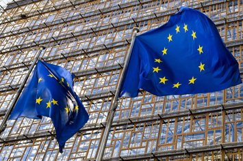 Archivo - Banderas de la UE frente al edificio Europa, sede del Consejo Europeo y del Consejo de la UE