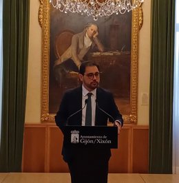 El director general de Alcaldía y Proyectos de Ciudad, Jaime Fernández-Paíno, en rueda de prensa en el Consistorio gijonés.